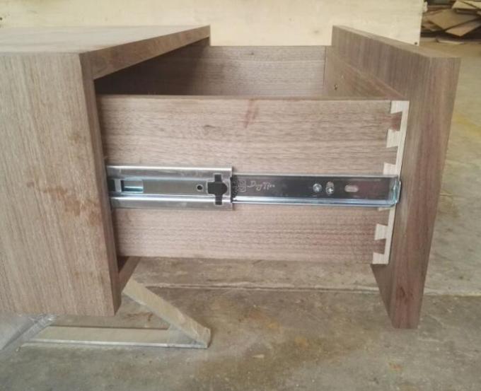 Stoliki nocne w hotelu King Size Metalowe nogi Hospitality Case Towary ze 100% połyskiem 1